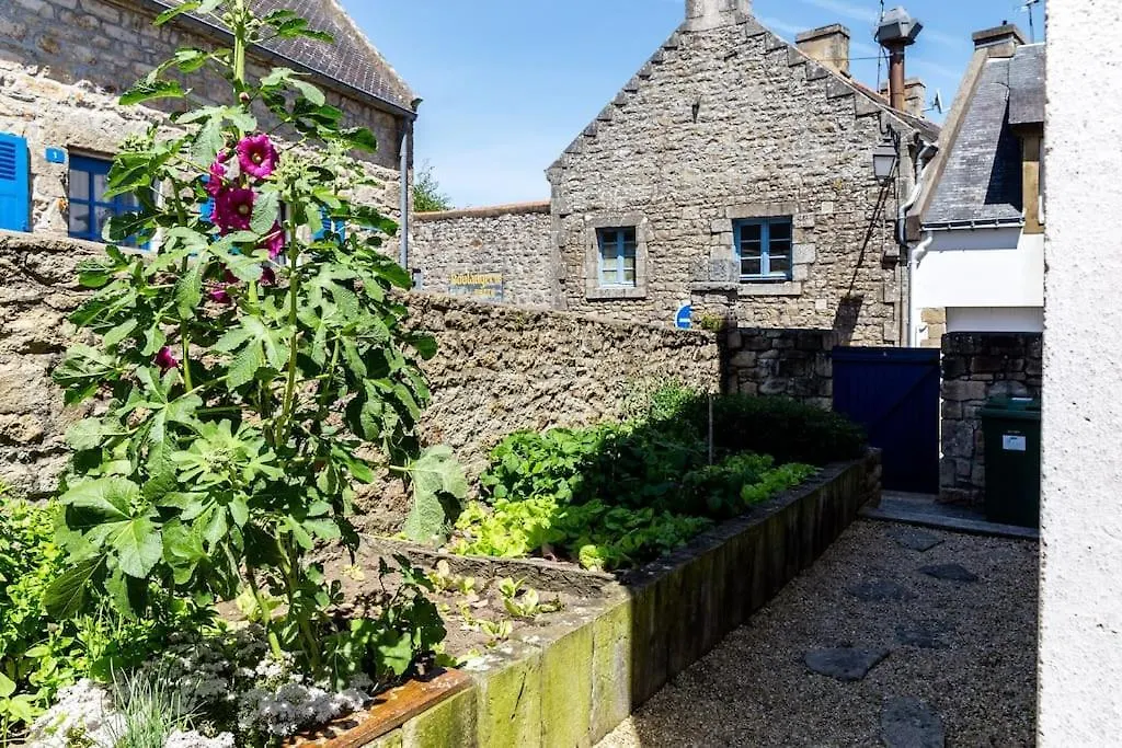 Grande maison en plein coeur du bourg au calme avec jardin clos, commerces port et plage à pied-1