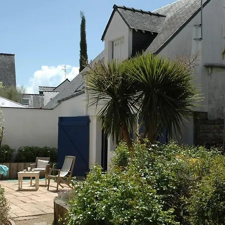 Grande maison en plein coeur du bourg au calme avec jardin clos, commerces port et plage à pied-2